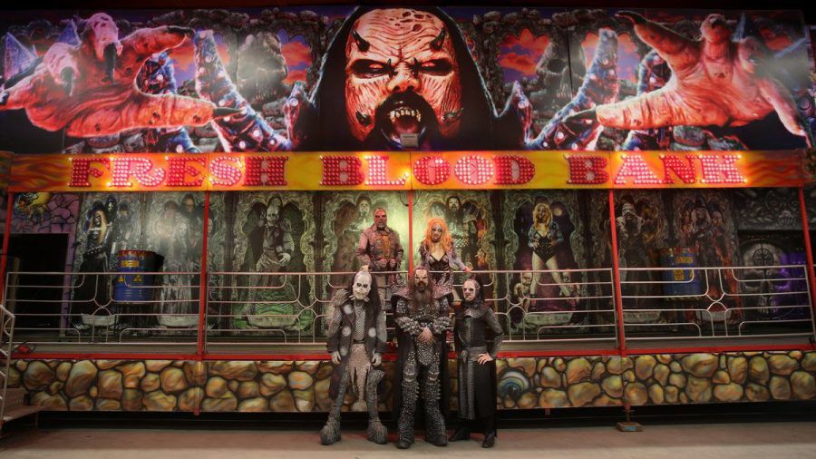 Lordi vor ihrer eigenen Geisterbahn in Finnland (tae/spot)