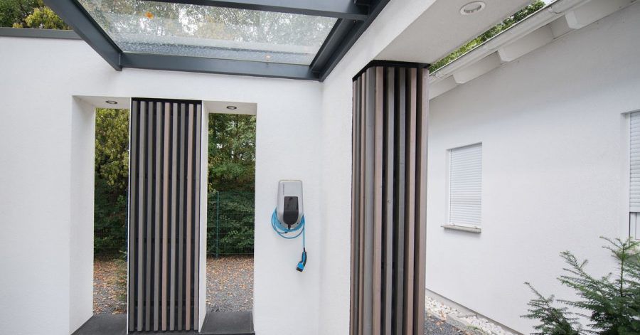 Kleine Ladestationen fürs E-Auto lassen sich unauffällig im Carport oder in der Garage anbringen.
