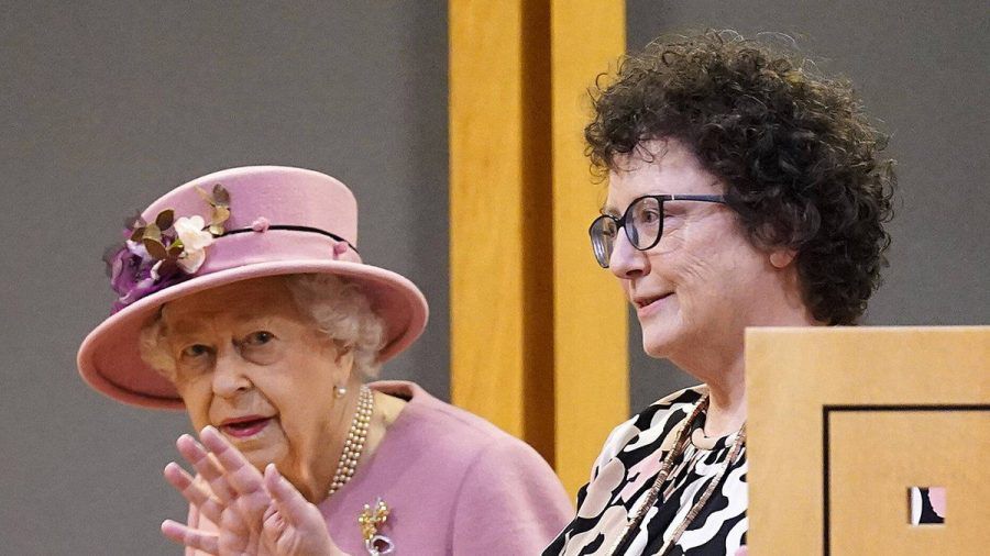 Queen Elizabeth II. mit der Abgeordneten Elin Jones im walisischen Parlament in Cardiff. (dr/spot)