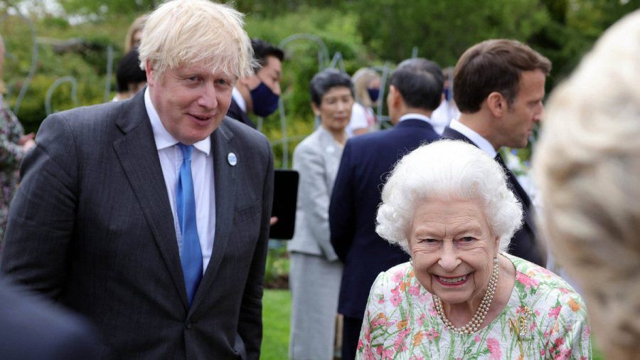 Die Queen mit ihrem Premierminister Boris Johnson bei einem Termin in Cornwall. (eee/spot)