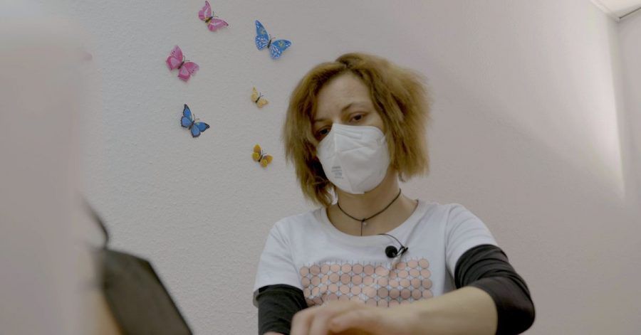 Claudia, eine medizinisch-taktile Untersucherin, bei der Arbeit.