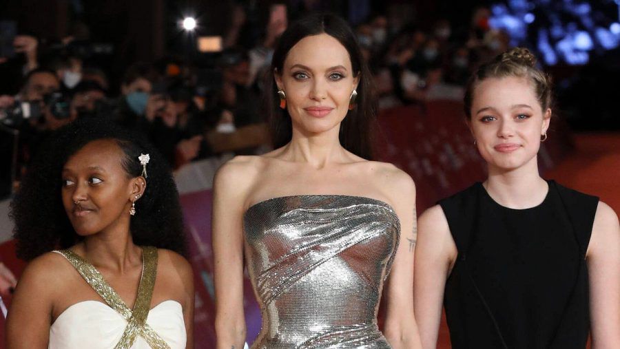 Angelina Jolie mit ihren Töchtern Zahara (l.) und Shiloh Jolie-Pitt bei der "Eternals"-Premiere in Rom. (ili/spot)