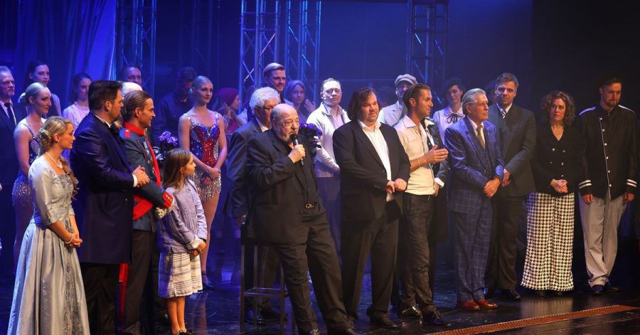 Komponist Ralph Siegel (M) sitzt nach der Weltpremiere des Musicals "Zeppelin" beim Schlussapplaus auf der Bühne.