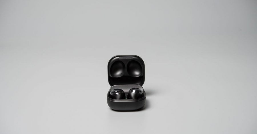 Samsungs Galaxy Buds Pro sind einer von vier Testsiegern im Kopfhörer-Vergleich der Stiftung Warentest. Beim Sport punktet das Modell mit seinem Tragekomfort.