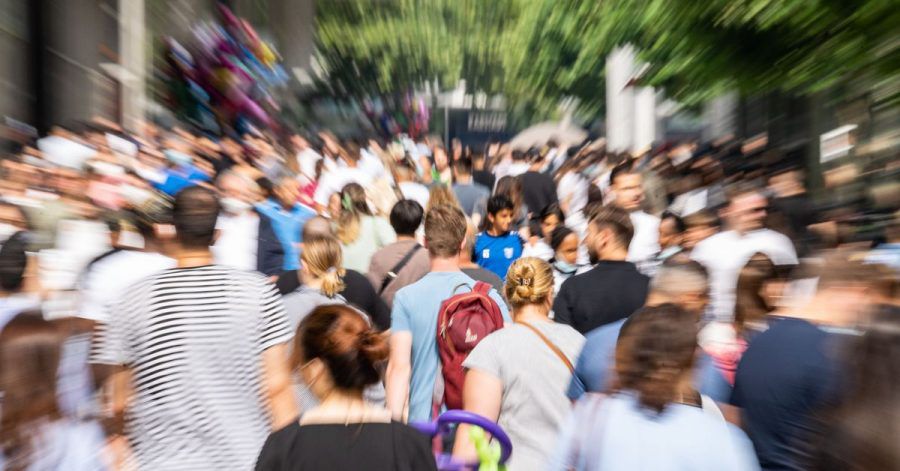 Passanten in einer Fußgängerzone.