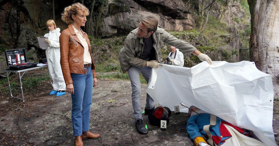 Kommissarin Sonja Schwarz (Chiara Schoras) und ihr Kollege Jonas (Gabriel Raab) begutachten den Toten, der mit einer Armbrustpfeil ermordet wurde.