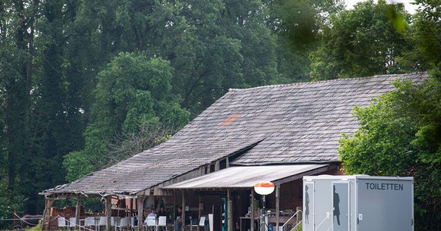 Rückansicht des Gebäudes, in dem der Fernsehsender RTL das "Sommerhaus der Stars" gedreht hat.