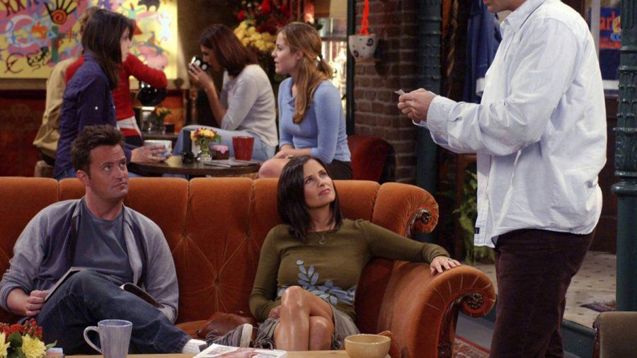 Courteney Cox (M.) war in ihrer Rolle der Monica oft im "Central Perk" zu sehen - hier 2003. (ncz/spot)