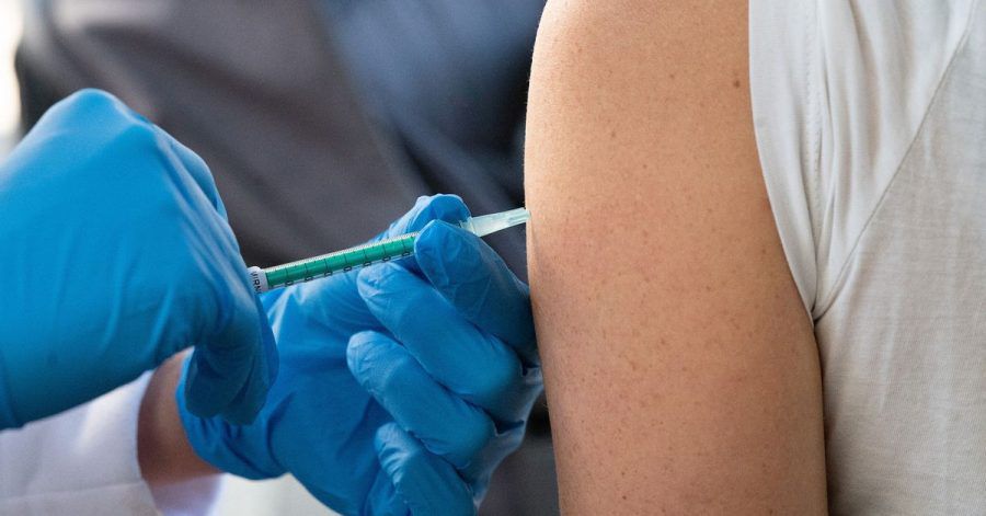 Eine Frau wird mit dem Impfstoff von Biontech/Pfizer gegen das Coronavirus geimpft. (Archivbild)