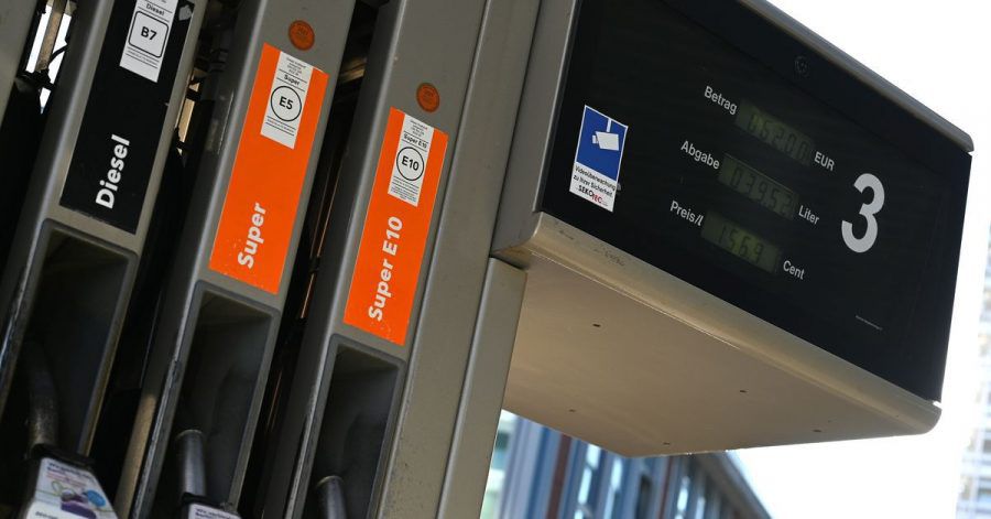 Vier Zapfhähne mit der Aufschrift Diesel, Super und Super 10 stecken in der Zapfsäule an einer Tankstelle. (Archivbild)