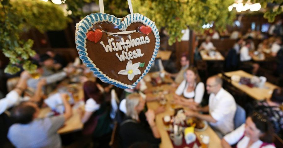 Die Münchner Innenstadtwirte und die Wiesnwirte haben mit Musik, Wiesn-Schmankerl und Wiesn-Bier in ihren Gaststätten trotz des erneut abgesagten Oktoberfests etwas Volksfeststimmung in die Stadt geholt.