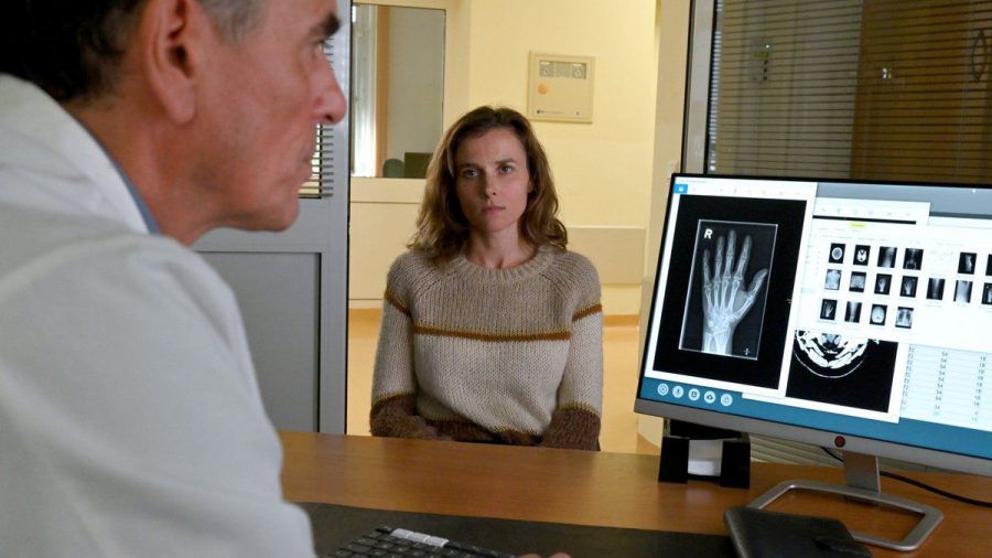 Im "Tatort: Unsichtbar" lässt Kommissarin Karin Gorniak (Karin Hanczewski) sich untersuchen. (ili/spot)