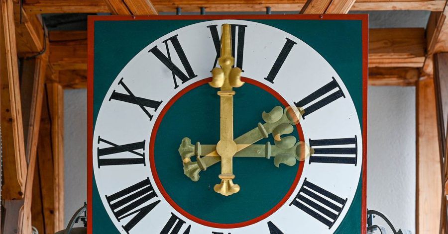 Am Sonntag wird die Uhr von drei auf zwei Uhr zurückgestellt.