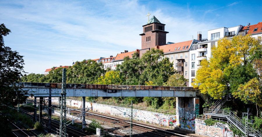 Die Brücke mit der beschädigten Stromleitung nahe der S-Bahn-Station Schönhauser Allee in Berlin.