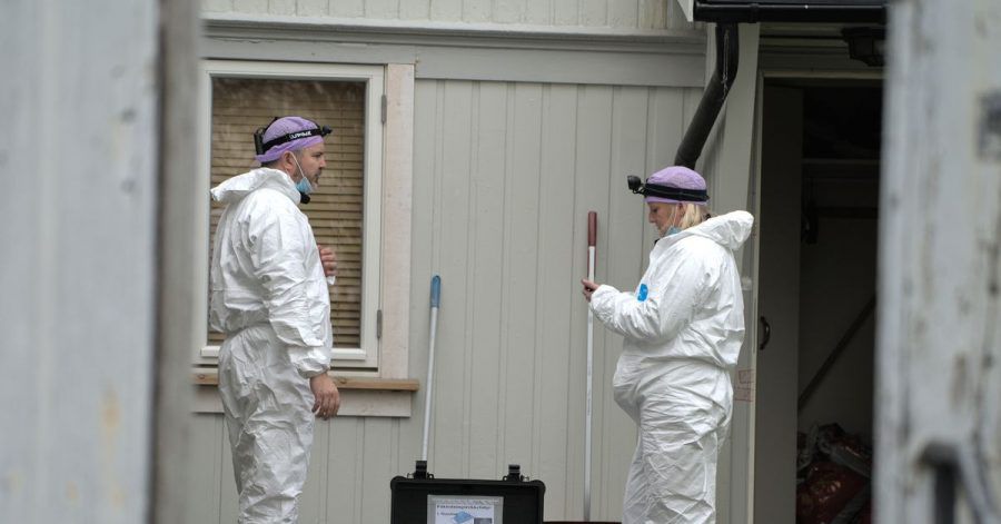 Techniker der Polizei untersuchen die Wohnung des Mannes, der in Kongsberg fünf Menschen getötet hat.
