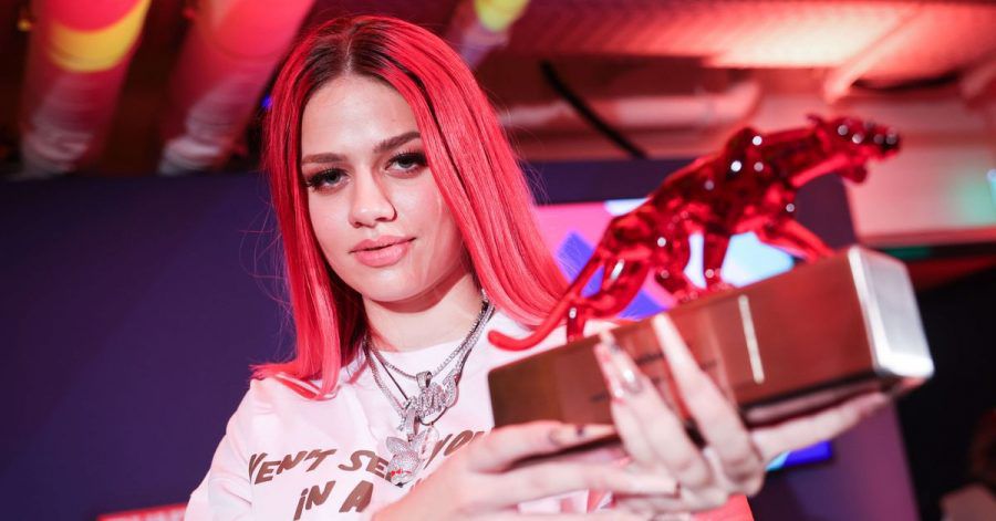 Die Künstlerin Badmomzjay, Gewinnerin des Bunte New Faces Award Music 2021, steht mit dem Preis „Roter Panter“ auf der Bühne im Ruby Lotti Hotel & Bar.