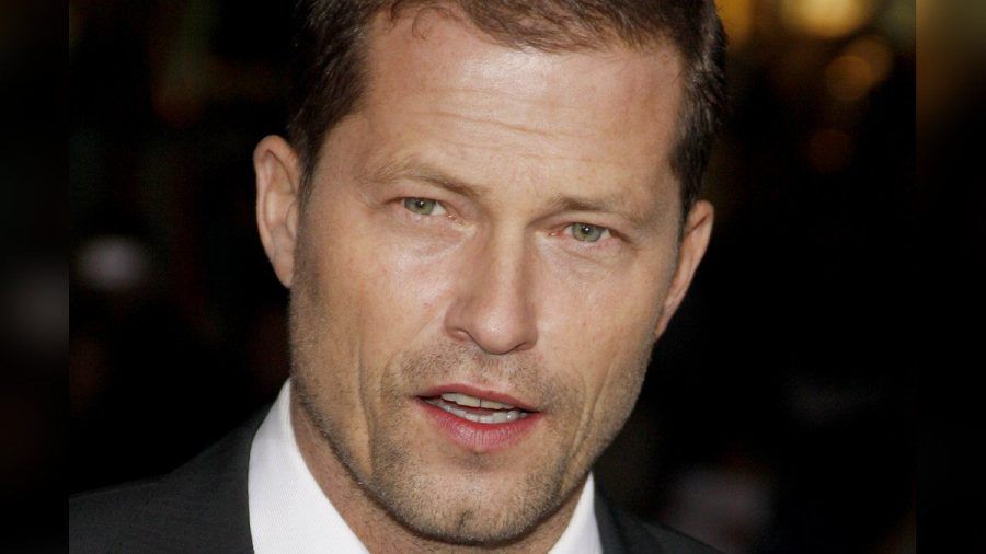 Til Schweiger ist den Umgang mit Requisitenwaffen gewohnt. (tae/spot)