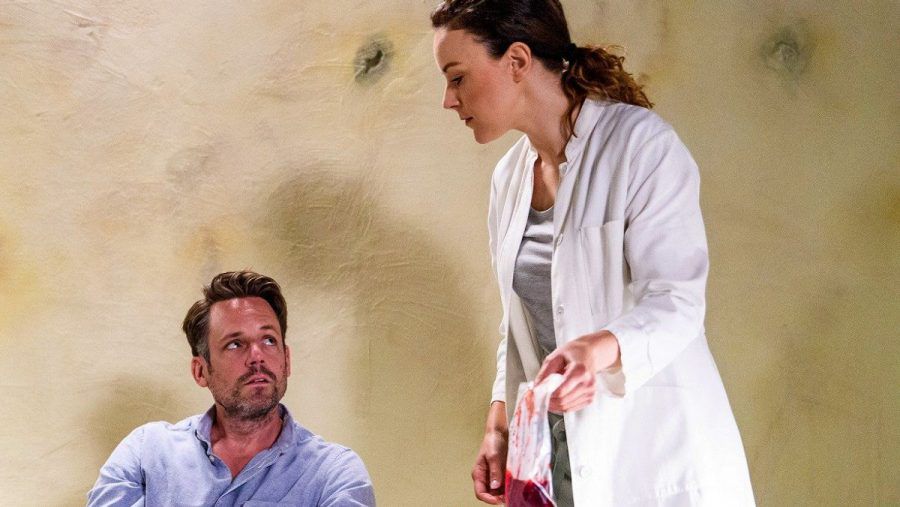"Alles was zählt": Justus (Matthias Brüggenolte) und Dr. Ines Bandura (Jasmin Wagner) treffen in Angola aufeinander. (eee/spot)