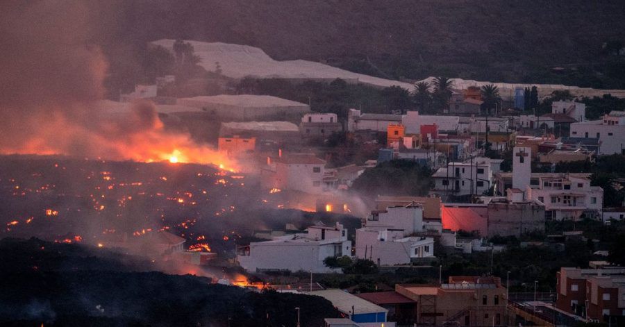 Lavaströme aus dem Vulkan zerstören Häuser im Viertel La Laguna auf der Kanareninsel La Palma.