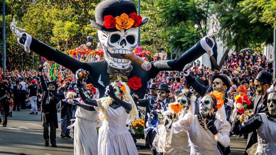 Weiße Farbe, ein paar Kleckse Kunstblut, ein billiges Vampirgebiss und das öde Halloween-Kostüm ist fertig. Wer sich richtig gruseln will, sollte es mal in Mexiko versuchen. (kms/spot)