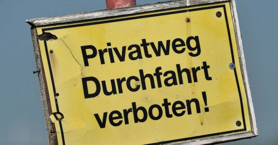 Müssen Eigentümer ihr Grundstück mit dem Auto erreichen können? Ein Notwegerecht lässt sich nicht immer durchsetzen.