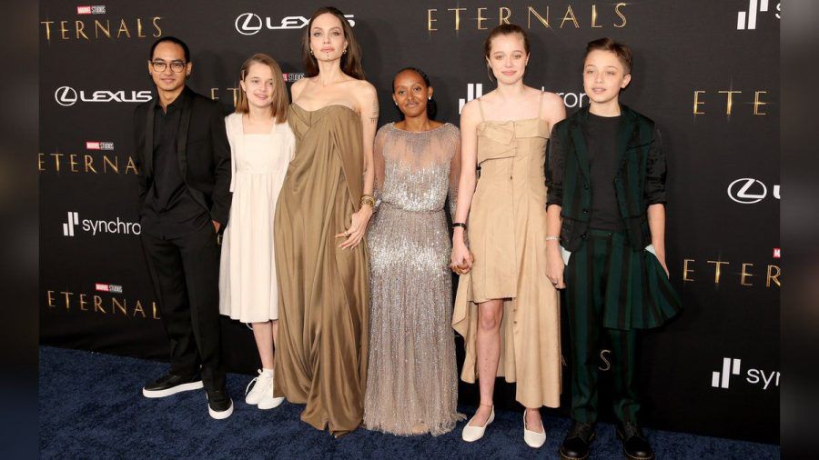 Angelina Jolie mit Maddox und Vivienne (l.) sowie Zahara, Shiloh und Knox bei der "Eternals"-Premiere. (ili/spot)