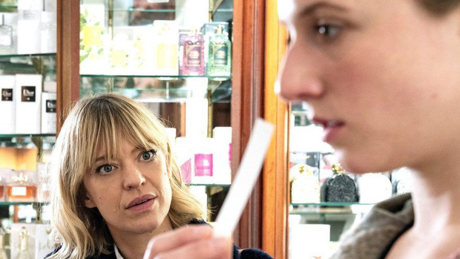 "Tatort: Blind Date": Ellen Berlinger (Heike Makatsch) versucht gemeinsam mit Rosa (Henriette Nagel) herauszufinden, welches Parfum sie am Tatort gerochen hat. (cg/spot)