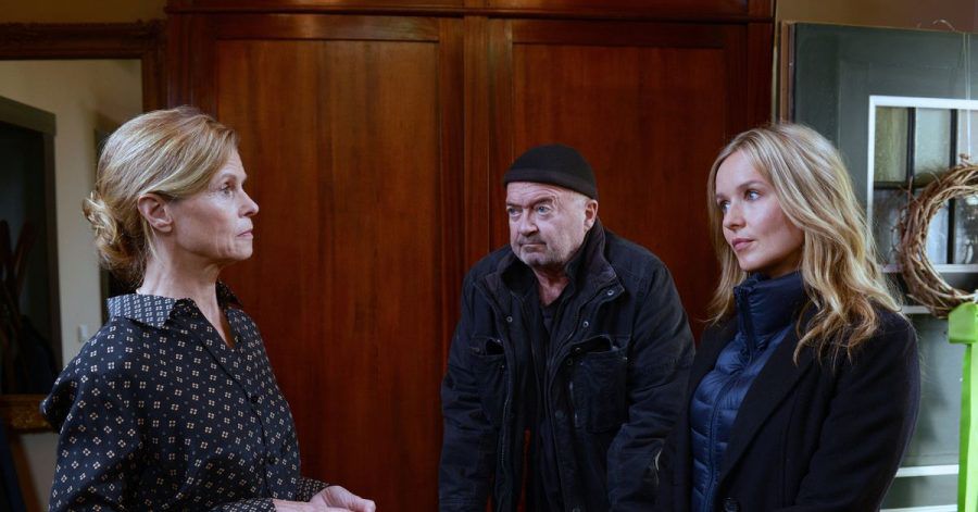Die Kommissare Otto (Florian Martens, M) und Linett (Stefanie Stappenbeck, r), haben Fragen an Erika (Leslie Malton, l), deren Mann einem Giftmord zum Opfer fiel.