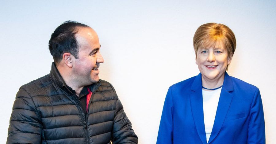 Der Merkel-Fan Alexis Vaiou neben der lebensgroßen Wachsfigur der Noch-Kanzlerin.