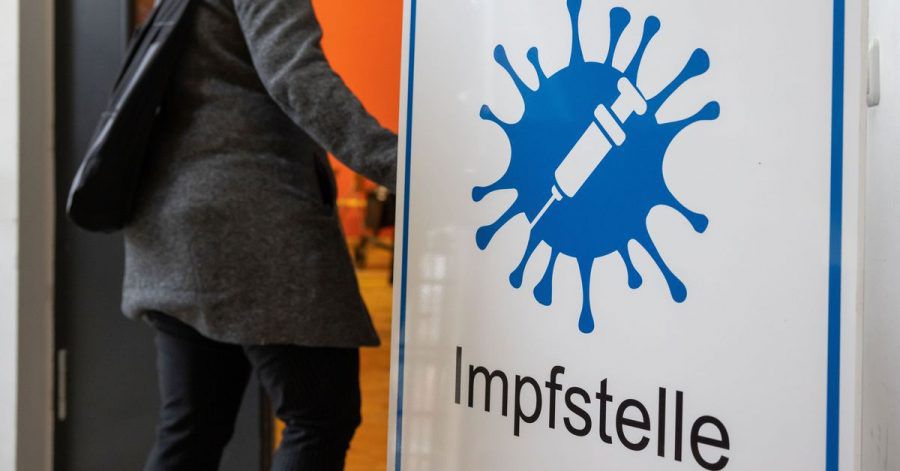 Eine Frau betritt eine Impfstelle in Weimar. (Archivbild)