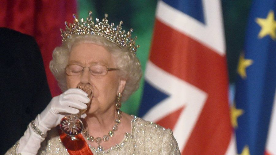Die Vorliebe von Queen Elizabeth II. für einen kleinen Drink ist seit Jahrzehnten bekannt. (dr/spot)