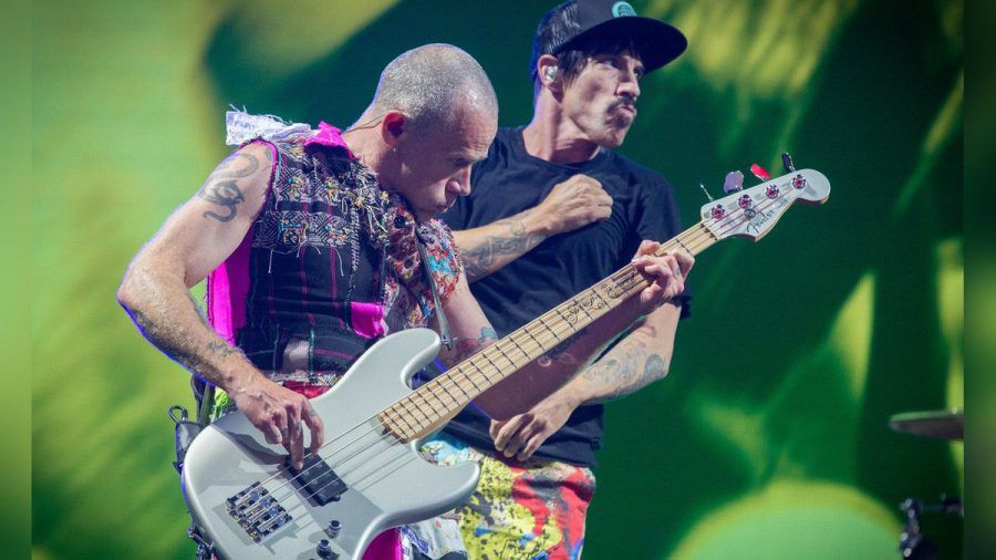 Die Red Hot Chili Peppers in Aktion. (mia/spot)
