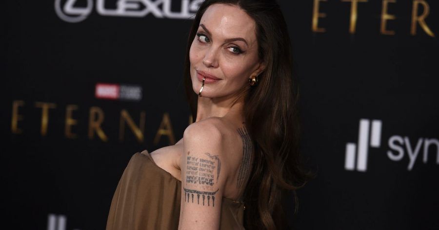 US-Schauspielerin Angelina Jolie trägt bei der Premiere von «Eternals» in Los Angeles eine Kinnmanschette.
