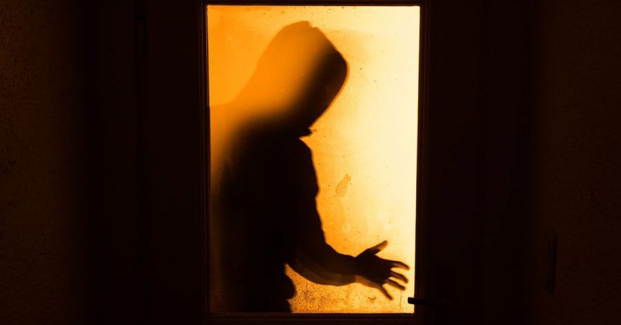 Fenster und Türen sollten mechanisch vor Einbrechern gesichert sein. Auch ein Bewegungsmelder vor der Eingangstür hält Diebe eher ab.