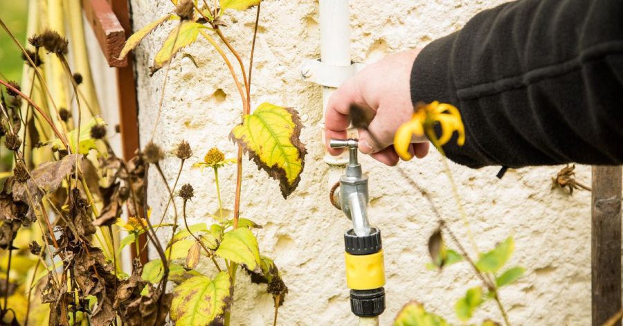 Um Rohrbrüchen vorzubeugen, müssen zum Ende des Herbstes alle Wasserleitungen im Außenbereich abgestellt und entleert werden.