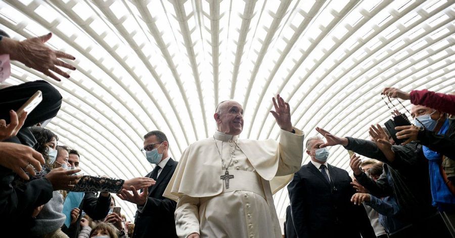 Papst Franziskus hat jetzt ein Trikot von Lionel Messi.