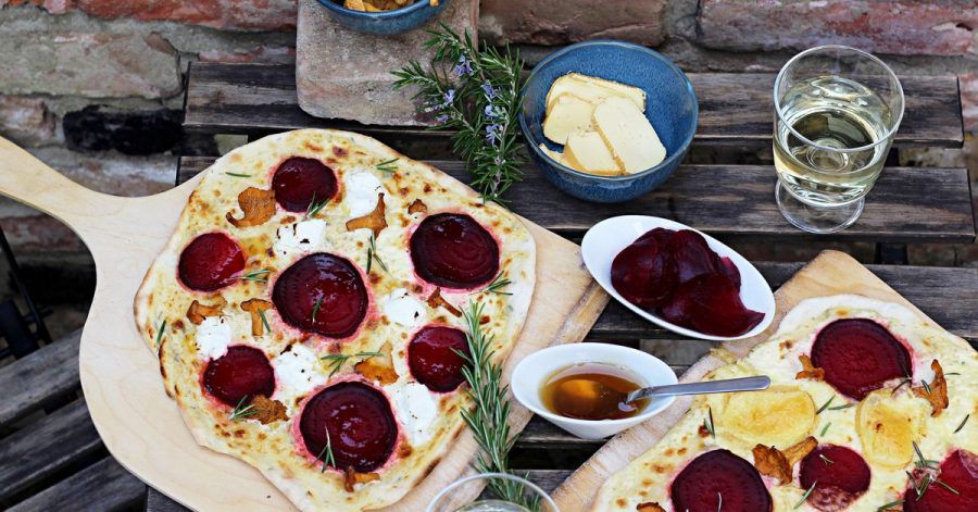 Einmal Flammkuchen mit Ziegenfrischkäse, einmal mit Limburger - aber beide mit Pfifferlingen und Roter Bete. Passt perfekt zu den Farben des Herbstes.