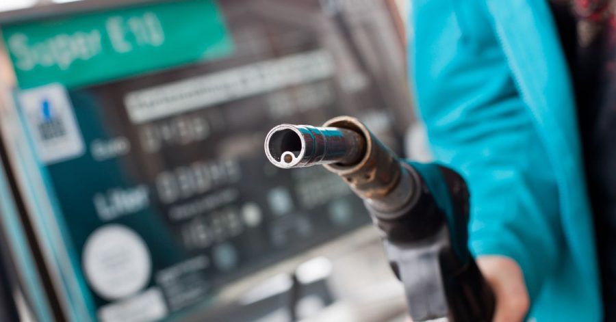 An der Tankstelle müssen Autofahrerinnen und Autofahrer derzeit deutlich tiefer in die Tasche greifen als noch vor wenigen Wochen.