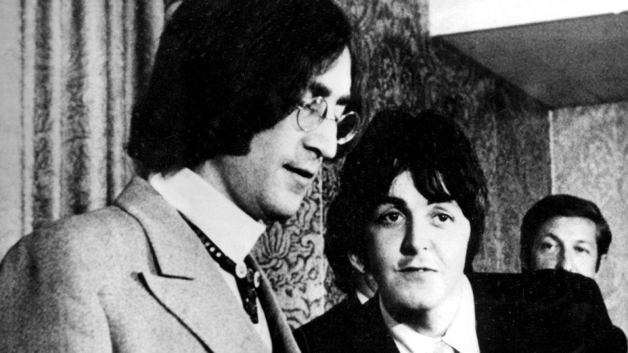 Paul McCartney (r.) und John Lennon (l.) wurden mit George Harrison und Ringo Starr als The Beatles berühmt. (ili/spot)