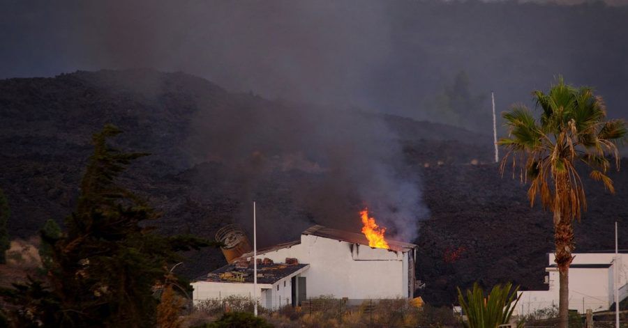Ein Haus auf La Palma ist durch einen Lavastrom in Brand geraten.