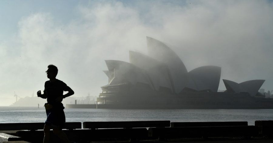 Morgennebel über dem Opernhaus in Sydney. Unentschlossene Bewohner Australiens sollen jetzt mit Hilfe einer Millionen-Lotterie dazu bewegt werden, sich gegen das Coronavirus impfen zu lassen.