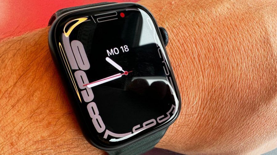 Im Test war eine Apple Watch Series 7 mit 45 mm Aluminiumgehäuse in der Farbe Mitternacht mit einem Lederarmband in Schwarzgrün. (dr/spot)