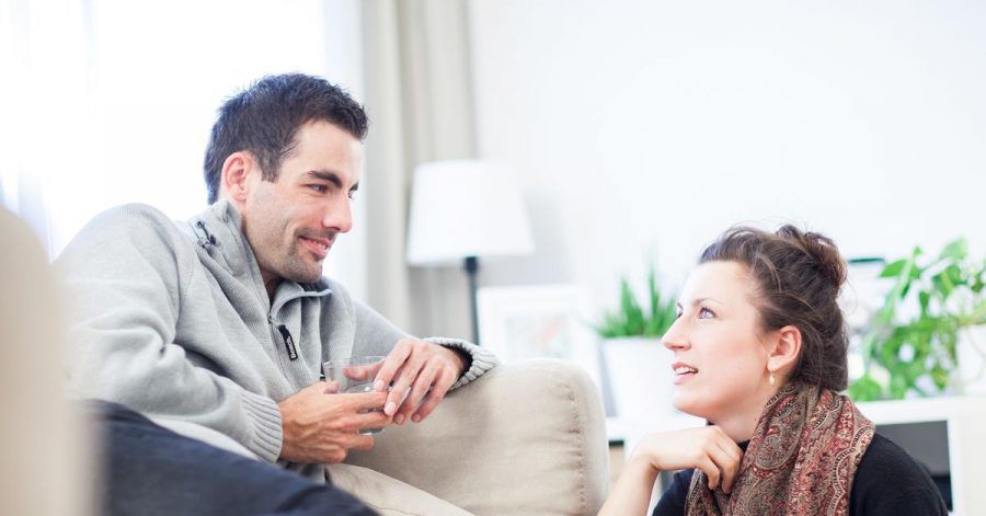 Wenn einem Gespräche über den oder die Ex des neuen Partner weh tun, sollte man das ansprechen.