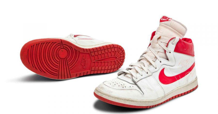 Dieses Paar Turnschuhe von Ex-Basketballprofi Michael Jordan könnte in den USA für rund 1,5 Millionen Dollar (etwa 1,3 Millionen Euro) versteigert werden.