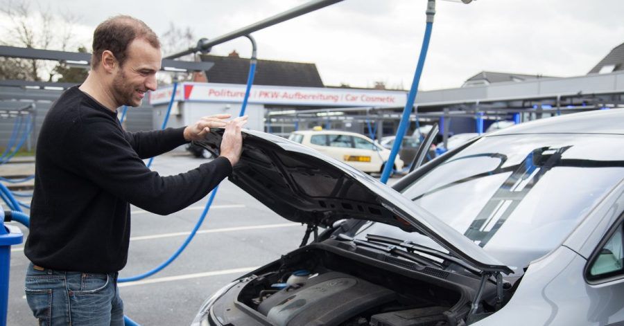 Wer die Kühlflüssigkeit in seinem Auto selbst nachfüllen möchte, sollte einige Dinge beachten. Ganz wichtig: Den Ausgleichsbehälter nie bei betriebswarmem Motor öffnen - es droht Verbrennungsgefahr!