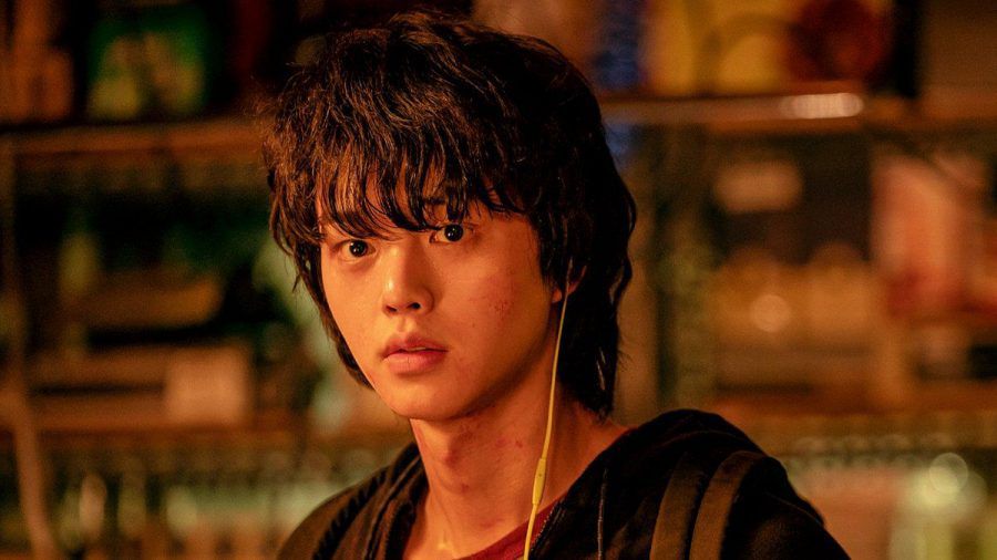 Cha Hyun-soo (Song Kang) geht in "Sweet Home" auf Monsterjagd. (aha/spot)