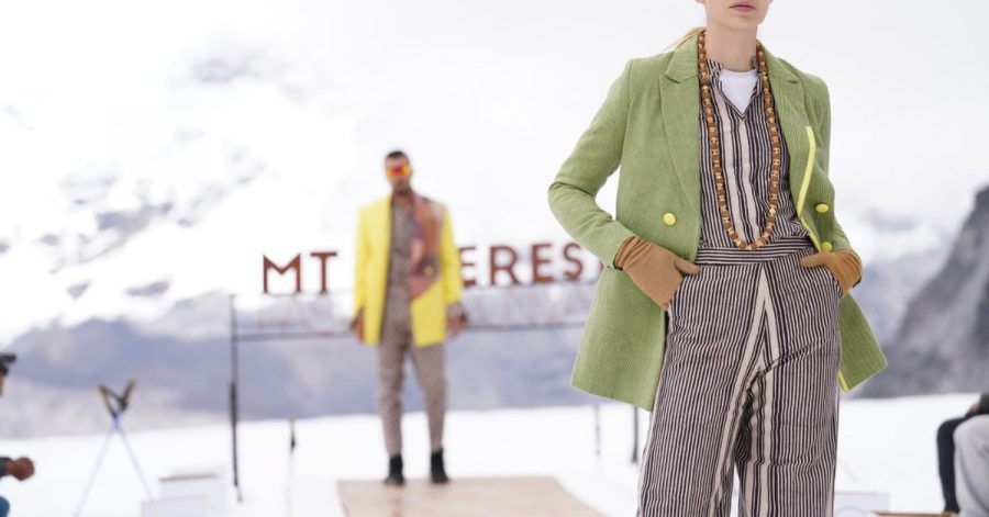 Model Luise Haße präsentiert eine Kreation des nepalesischen Modehauses Kasa auf 5500 Metern Höhe.
