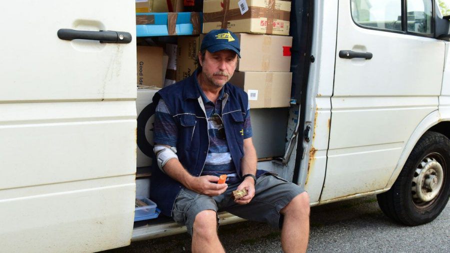 "Geliefert": Volker Feldmann (Bjarne Mädel) macht Pause an seinem Transporter. (cg/spot)