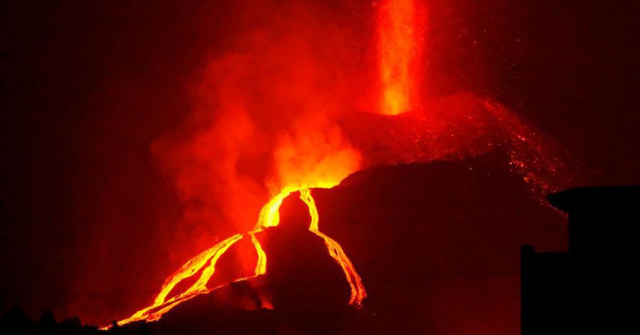 Lava fließt aus dem Vulkan Cumbre Vieja.