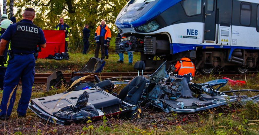 Für die Insassen des Fahrzeugs kam jede Hilfe zu spät.